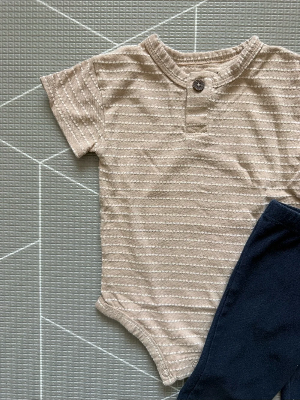 Easy Peasy|Baby gender neutral set,textured Beige Onesie & Navy Pants•••12-18M - Picture 2 of 7